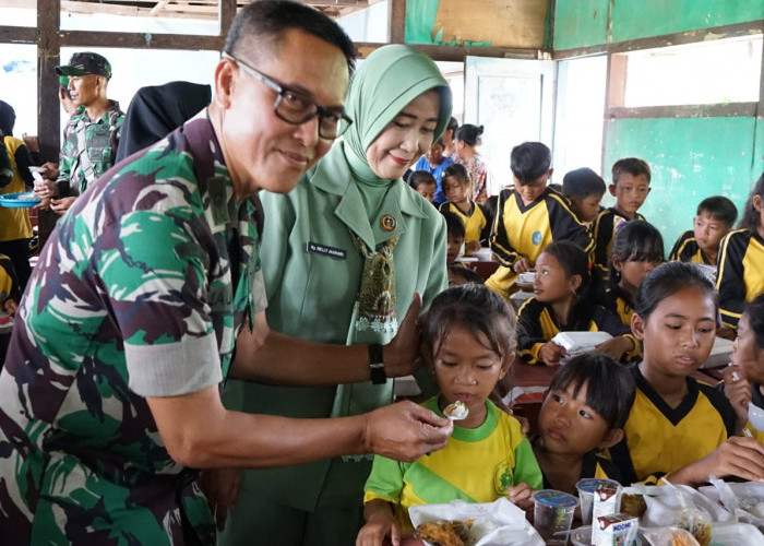 Giliran Anak Sekolah SDN 1 Pematang Panggang OKI Dapat Makan Bergizi Kodim 0402/OKI