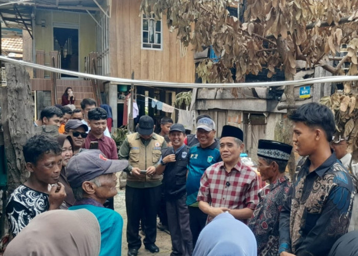 Wabup Ogan Ilir Sambangi Korban Kebakaran di Desa Meranjat 3, Sampaikan Duka Mendalam dan Berikan Bantuan