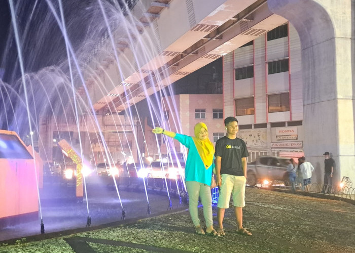 Detik-detik Pergantian Malam Tahun Baru 2023 di Palembang, Warga Padati Bundaran Air  
