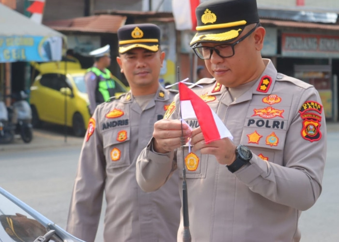 Jelang 17 Agustus, Kapolres PALI Turun Langsung Bagikan Bendera Merah Putih ke Warga