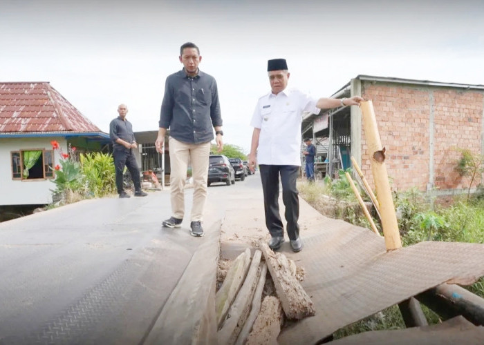 Wabup Ogan Ilir Tinjau Jembatan dan Masjid Rusak, Lalu Berikan Bantuan Korban Rumah Roboh di Pemulutan Selatan