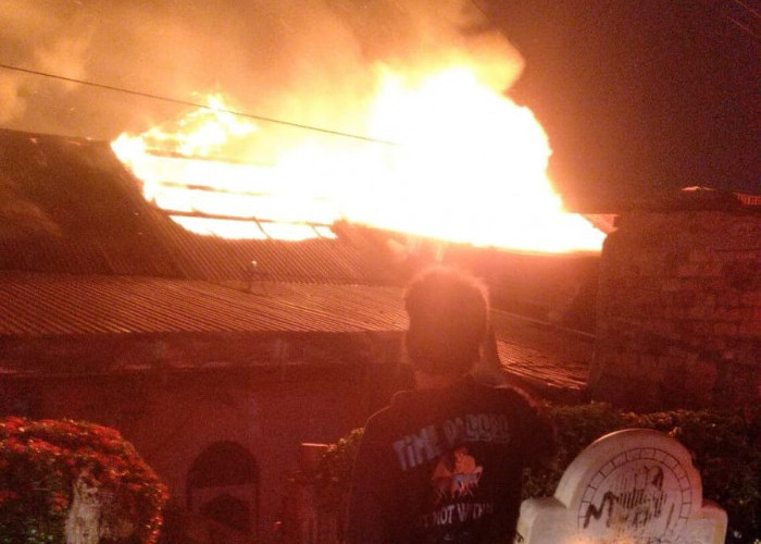 Tiga Rumah di Ario Kemuning Palembang Hangus Dilalap Si Jago Merah