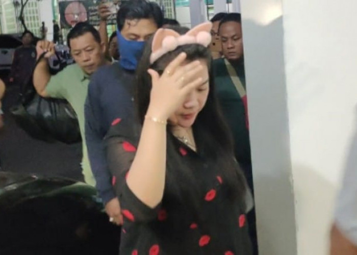 Ada Sosok Wanita Cantik Pakai Bando Kelinci Turut Diamankan Kejaksaan Pasca OTT Pejabat Disnakertrans Sumsel