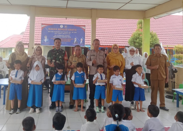 Peringati HUT ke-50, DPC IWAPI Ogan Ilir Bagikan Makan Siang Bergizi di TK Pembina Tanjung Batu