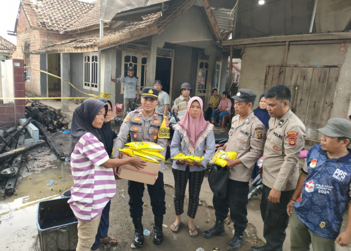 Polsek Tanjung Batu Berikan Uang Santunan dan Bantuan Korban Kebakaran di Desa Rengas II Ogan Ilir