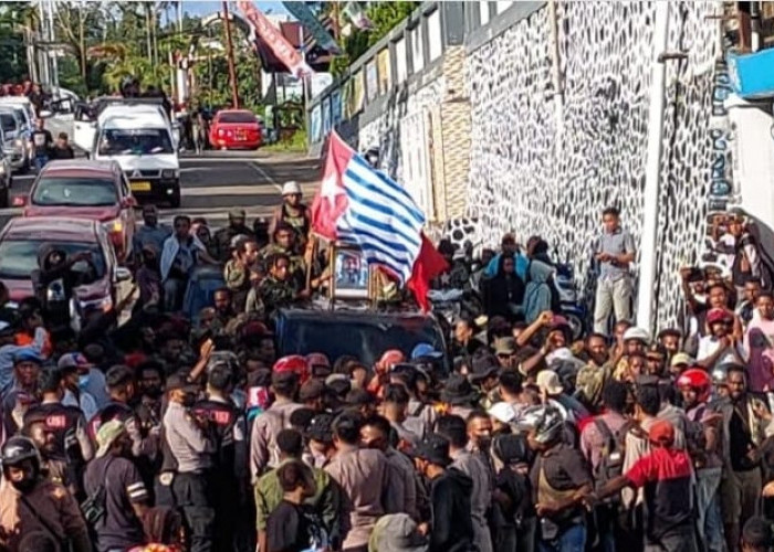 Mengapa Polisi Lakukan Pemalangan Rombongan Jenazah Aktivis Kemerdekaan Papua Alm Filip Karma 