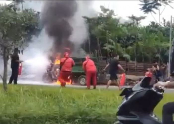 Viral, Sepeda Motor Roda 3 Terbakar di Jalan Noerdin Pandji Palembang