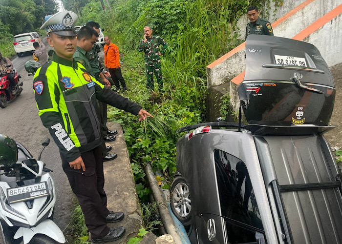 Sopir Diduga Lalai, Mobil Nyungsep ke Parit di Jalan Lintas Kelurahan Pasar III Muara Enim