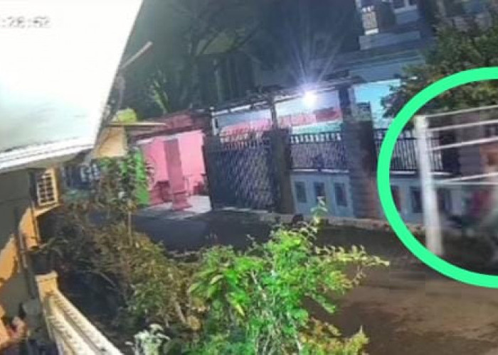 Aksi Pencurian 'Pompa Merajalela' di Palembang, Heboh di Sosmed 2 Pria Angkut Besi Jemuran Terekam CCTV 