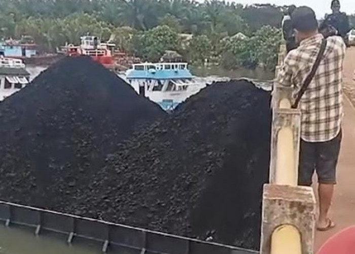 Tongkang Muatan Batu Bara Nyangkut, Badan Jembatan Bentayan Banyuasin Terangkat