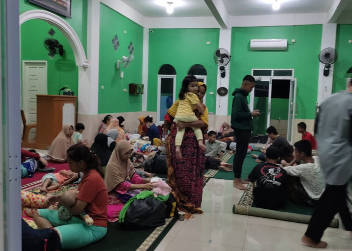 Ratusan Rumah Terendam Banjir, Warga Ngungsi ke Masjid