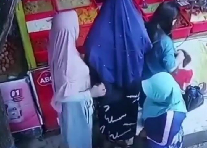 Sindikat Emak-emak Nyopet di Pasar, Aksinya Terekam Kamera CCTV 