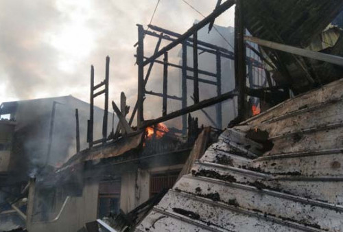 Rumah 2 Lantai di Puncak Sekuning Hangus Terbakar