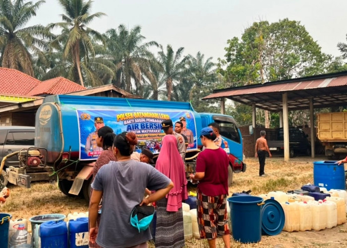 Kekeringan Melanda Muba, Polda Sumsel Salurkan 10.000 Liter Air Bersih ke Warga