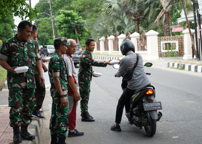 Jumat Berkah, Bagikan Nasi Kotak ke Pengendara di Depan Kodim 0402/OKI 