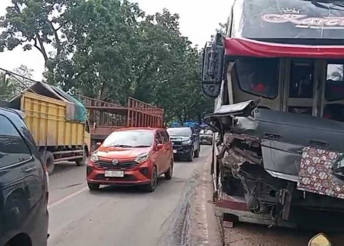 Bus AKAP Tabrakan dengan Truk Trailer di Jalintim, Satlantas Polres Banyuasin Lakukan Penyelidikan