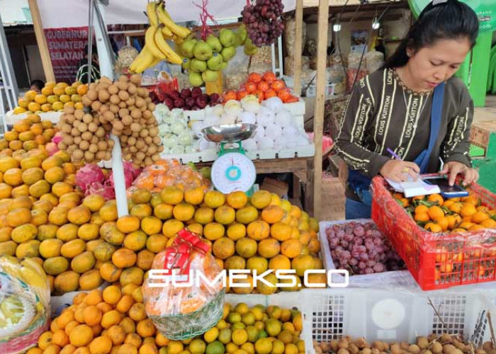 Pedagang Jeruk di Palembang Laris Manis Jelang Imlek 2023