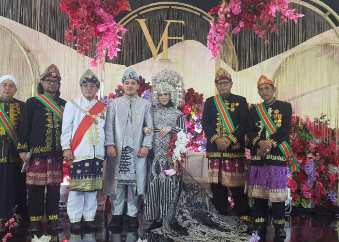 Sultan Palembang Darussalam Anugerahkan Gelar Adat Kehormatan kepada Pengantin Turki