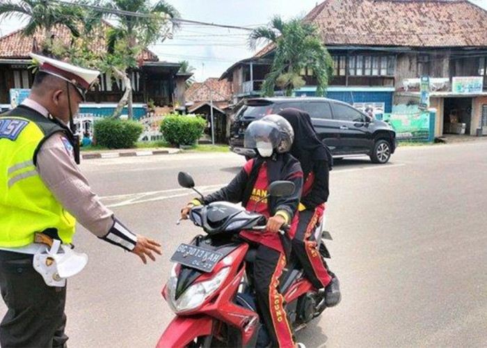 Unik! Langgar Lalin 3 Pelajar Dihukum Nyanyi Indonesia Raya