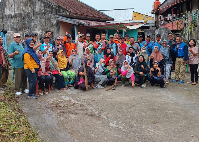 Warga Masjid Jamik Dipimpin Ketua RT 12 Kompak Gelar Gotong Royong ‘Jumat Bersih’ Demi Lorong Tetap BARI  