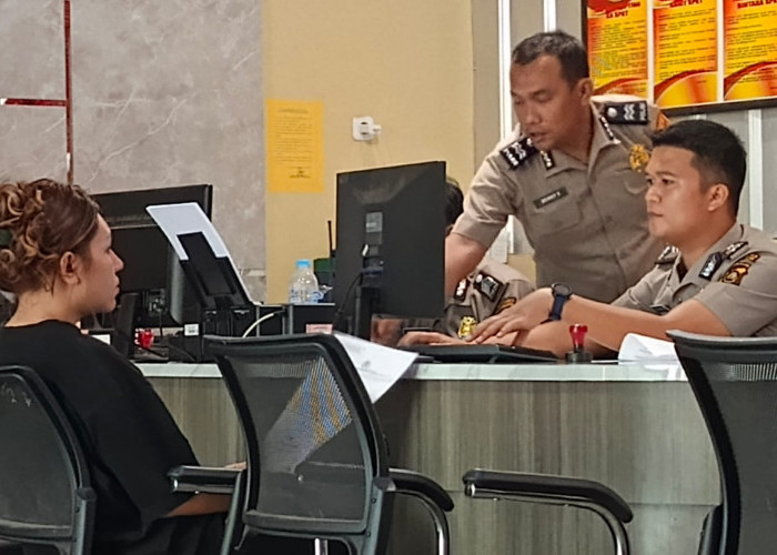 Wanita ‘Rambut Pirang’ Polisikan Pacar Usai Dihajar Sampai Babak Belur, Pemicunya Soal Uang Servis Motor?   