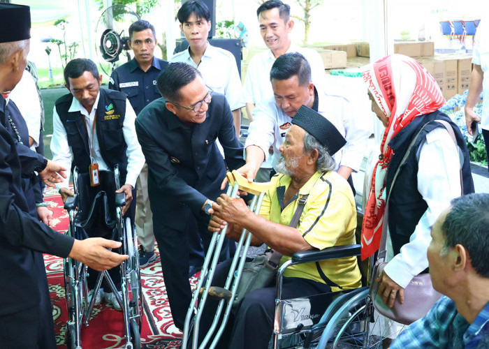 HUT Palembang Jadi Berkah Penyandang Disabilitas, Ratu Dewa Bagikan 50 Kursi Roda dan 100 Alat Bantu Dengar