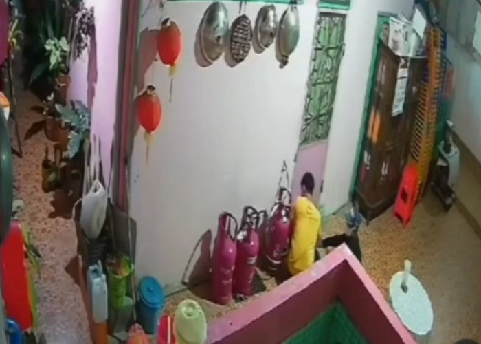 Terekam CCTV, Pria Kenakan Baju Kuning Berada di Dapur Rumah Warga Plaju Palembang, Mau Apa? 