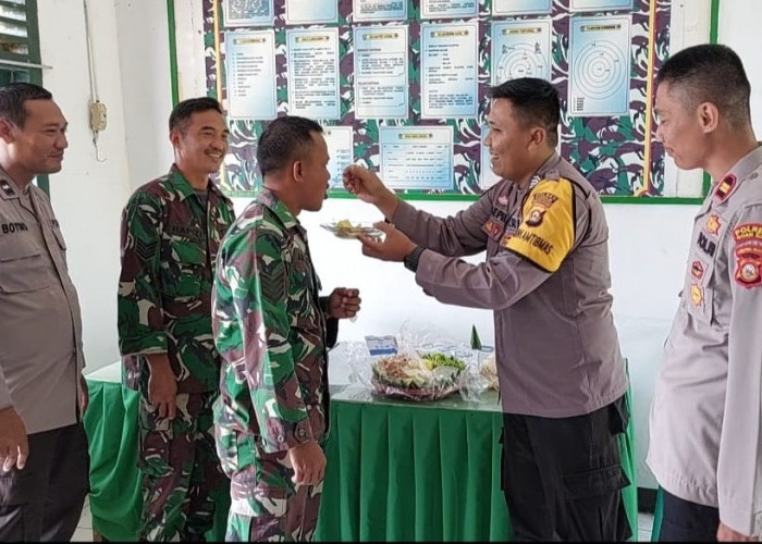 Sinergitas dengan TNI di Hari Ulang Tahun, Polsek Muara Kuang Beri Kejutan ke Koramil 402-05