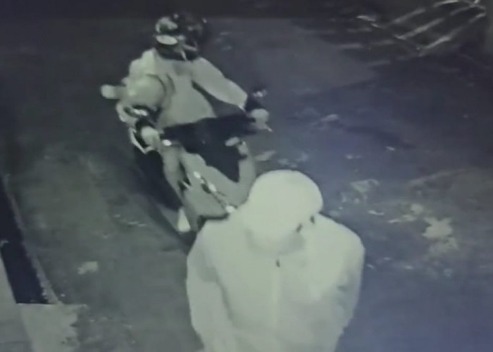 2 Pelaku Curanmor di Palembang Bawa Kabur Motor Usai Dengar Suara Batuk, Rusak Gembok Pagar Beraksi Dini Hari