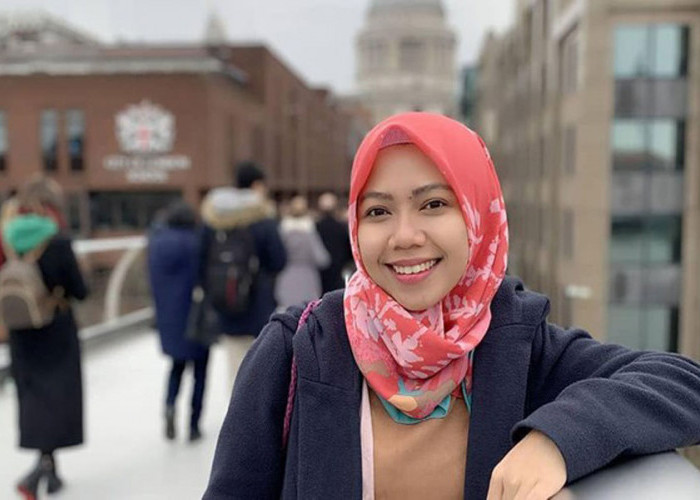 Hadiri Wisuda S1 Diantar Becak Sang Ayah, Kin Raeni Jadi Asisten Profesor