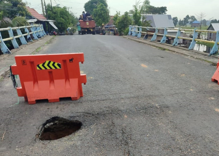 Waspada! Jembatan Penghubung Desa Terusan Laut SP Padang Berlubang, Truk Muatan Berlebih Dilarang Melintas