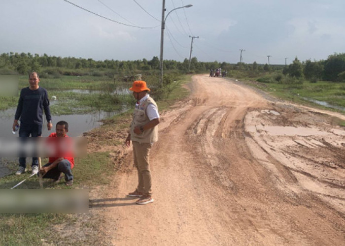 Akses Jalan Pulu Beruang - Petaling Rusak Akibat Banjir, Tim BPBD OKI Turun 