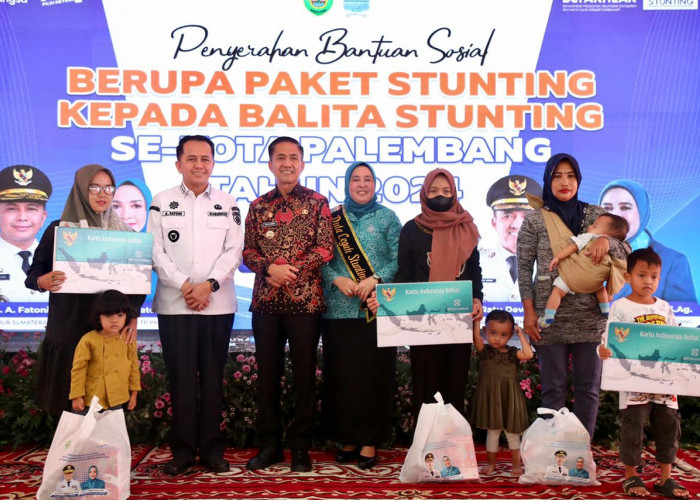 Pj Gubernur Agus Fatoni Bersama Pj Walikota Palembang Kompak Bagikan Bansos untuk Anak Stunting