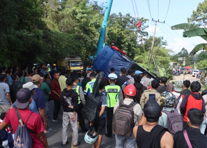 Bus Al-Hijrah Kecelakaan, Kapolres Lahat Pimpin Langsung Evakuasi