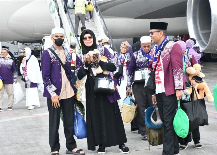 Penuh Haru dan Bahagia! Kloter 10 Embarkasi Palembang Awali Kepulangan Haji Gelombang II