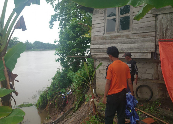 Tanah Longsor di Desa Serijabo Ogan Ilir, Sebuah Rumah Warga Nyaris Ambruk, Polisi Sampaikan Imbauan