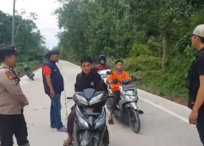 Respon Jumat Curhat, Personel Polsek Cengal Patroli Cegah Balap Liar di Jalan yang Baru Selesai Dicor