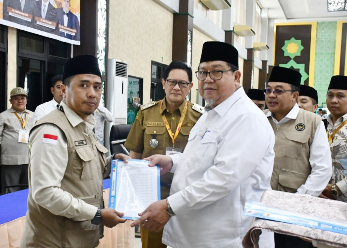 Lepas Kloter 5 Embarkasi Palembang, Anggota Komisi VIII DPR RI Bekali Jemaah Pesan SMS