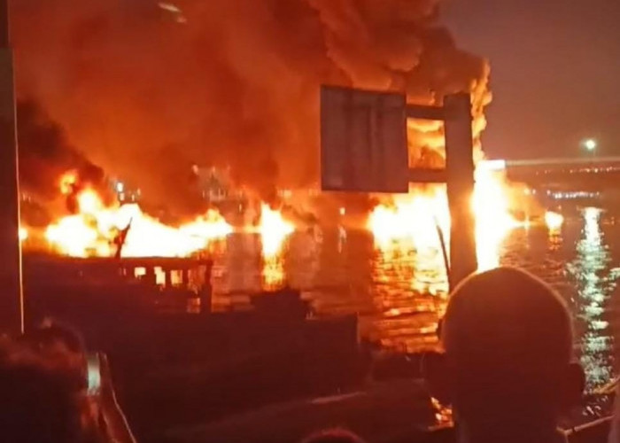 Kapal Terbakar dan Meledak Tak Jauh dari Jembatan Ampera, 1 ABK Meninggal, 1 Masih Hilang