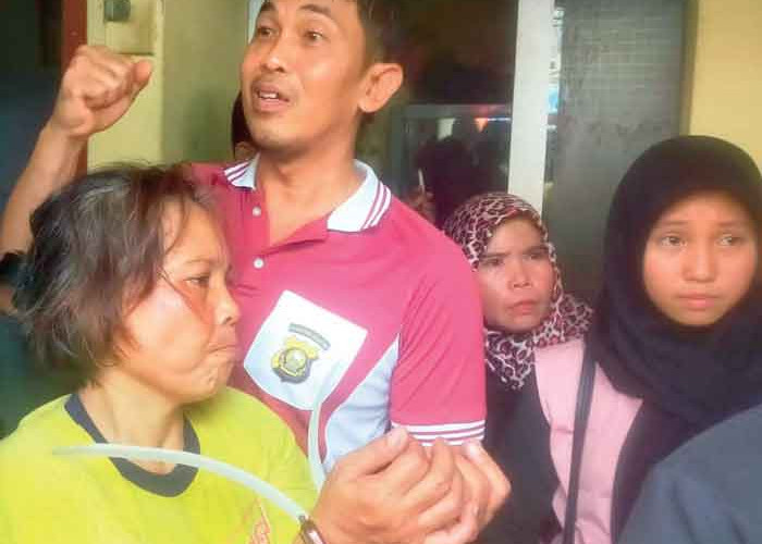 Kepergok Korbannya, Wanita Pencopet Handphone di Pasar 16 Palembang Ini Pura-Pura Gila