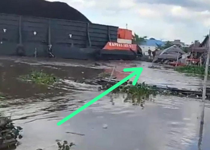 Tongkang Batu Bara Tabrak Rumah Rakit di Kertapati Palembang, Terdengar Suara Teriakan Perempuan 