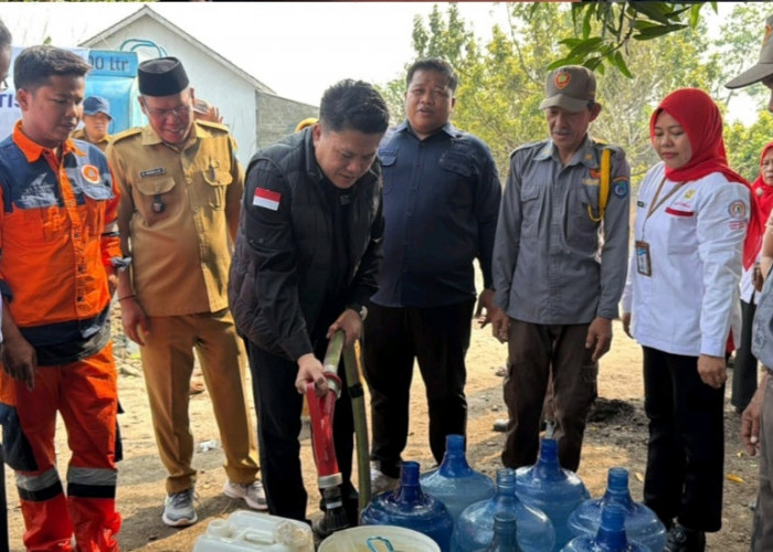 Kejari OKI Bersama Aslinmas dan Abpednas Salurkan Air Bersih ke Masyarakat 