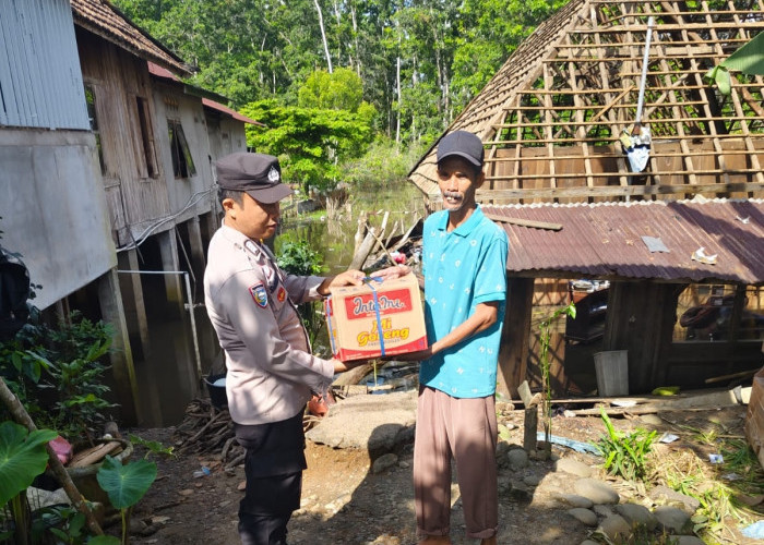 Peduli Korban Rumah Roboh di Desa Tambang Rambang Ogan Ilir, Polsek Muara Kuang Berikan Bantuan