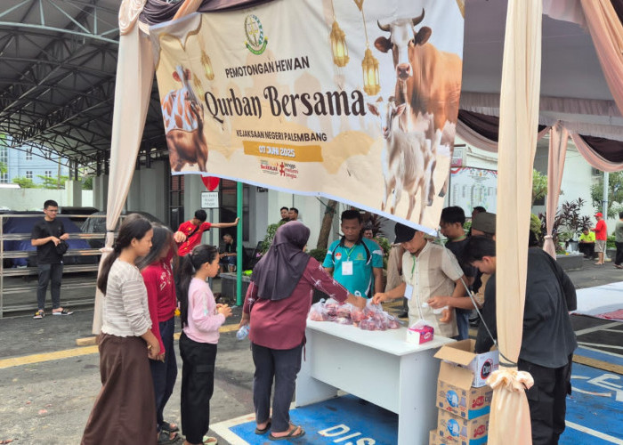Tebar Kebahagiaan Idul Adha 1446 H, Kejari Palembang Bagikan 300 Kantong Daging Kurban Dibagikan ke Warga
