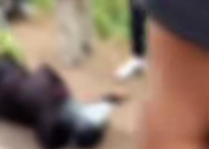 Lakalantas di Tanjung Barangan Palembang, Driver Ojol Tergeletak Diduga Dihantam Truk Angkutan Tanah 