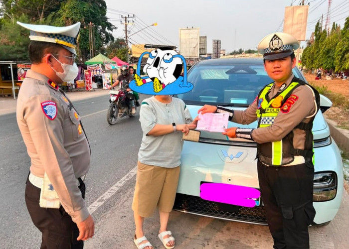Sembarangan Parkir di Bahu Jalan, Satlantas Polres Ogan Ilir Beri Surat Teguran ke Pelanggar