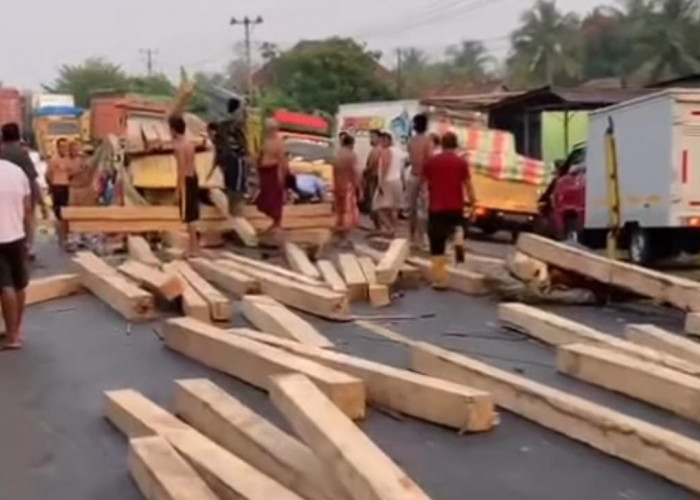 Pecah Ban Saat Mendahului, Truk Muatan Kayu Kecelakaan di Jalintim Palembang-Betung, 3 Jam Evakuasi Sopir Truk