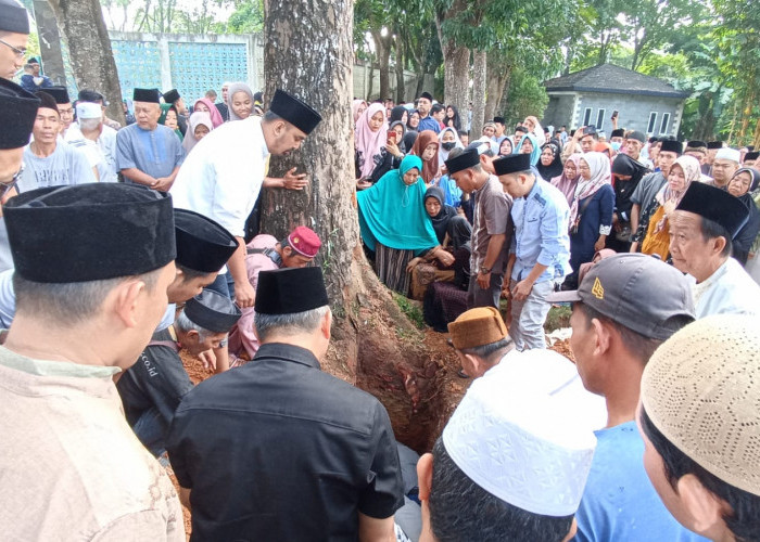 Pj Bupati Apriyadi Antar Langsung Almarhum Wakil Ketua Baznas Muba ke TPU Kebun Bunga