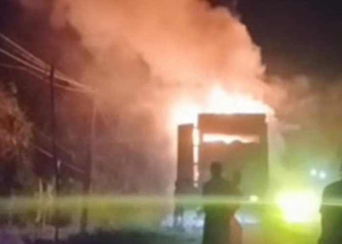  Truk Box Berisi Paket Terbakar Saat Melintas di Jalintim Palembang-Jambi Bayung Lencir