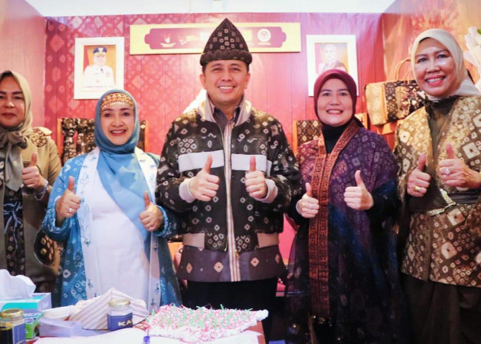 Pj Gubernur Agus Fatoni Kunjungi Stan Sumsel di Pameran Dekranas Solo, Ajak Masyarakat Cintai Produk Lokal